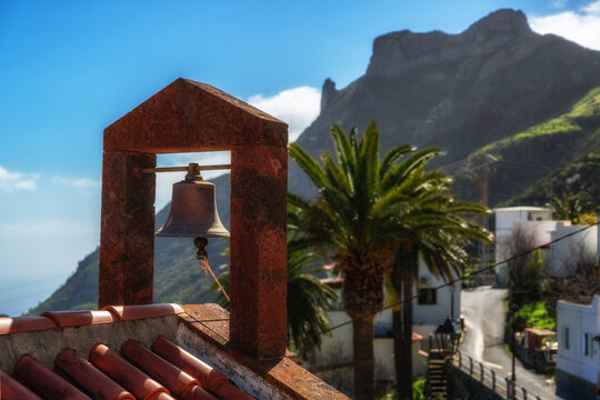 Glocke einer Kirche in der kleinen Stadt Imada im Barranco de Guarimiar auf La Gomera
