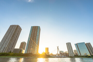 タワーマンションのある川沿いの風景 © Kenta