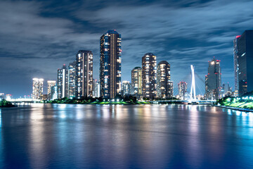 Naklejka premium 永代橋からみた隅田川河口付近の夜景