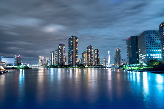 永代橋からみた隅田川河口付近の夜景