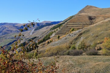 Le plateau d'Emparis, l'Aiguillon et les hameaux au dessus de La Grave en automne. Massif de l'Oisans - Hautes-Alpes © jeanmi