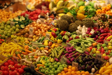 Fototapeta premium Marché miniature coloré avec fruits et légumes 