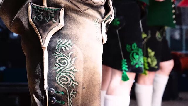 M&auml;nner in Tracht mit Lederhose und Haferlschuhen auf dem Oktoberfest