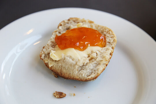 Br&ouml;tchen mit Marmelade
