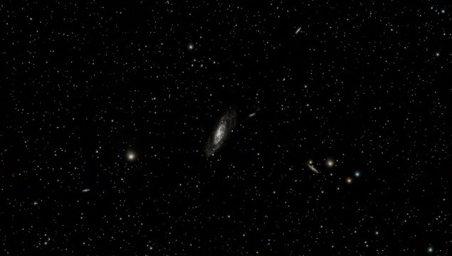 Sternenhimmel mit der Galaxie M 106 und Sternen in der Nacht