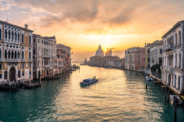 Obraz premium sunrise view of venice from accademia bridge, italy