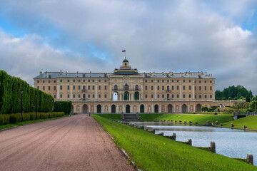 Fototapeta premium Konstantinovsky Palace (Bolshoy Strelninsky Palace) of the palace and park ensemble in Strelna from the side of Nizhny Park on a sunny summer day, Strelna, St. Petersburg, Russia