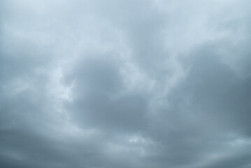 Obraz premium Overcast grey sky filled with dark rain clouds