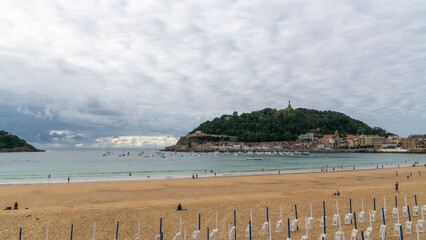 Naklejka premium Wide panoramic view of La Concha beach with Monte Urgull in San Sebastian, Basque Country, Spain.