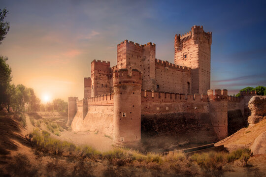 Castillo de la Mota, fortaleza medieval en Medina del Campo, Valladolid. La Mota Castle, medieval brick fortress in Medina del Campo, Valladolid, Spain. Historic 15th-century Castillo de la Mota.