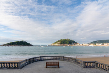 Naklejka premium Panoramic view of La Concha Bay and Santa Clara Island in San Sebastian, Spain.