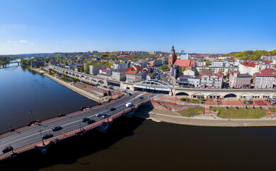 Panorama centrum Gorzowa Wielkopolskiego z lotu ptaka nad mostem Staromiejskim i rzeką Warta, w tle katedra © Be