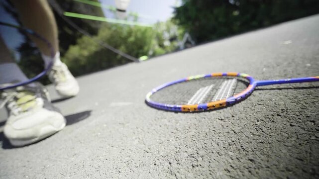 Joueurs homme amateurs de badminton en ext&eacute;rieur par beau temps