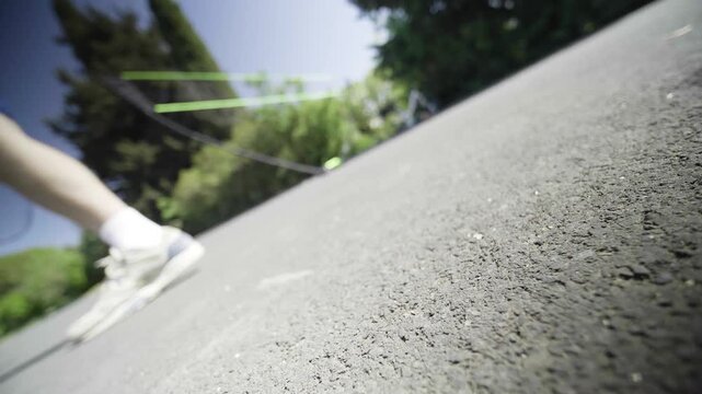 Joueurs amateurs de badminton en ext&eacute;rieur par beau temps