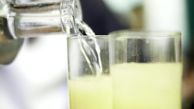 Gros plan sur un verre de pastis servi en terrasse de caf&eacute;