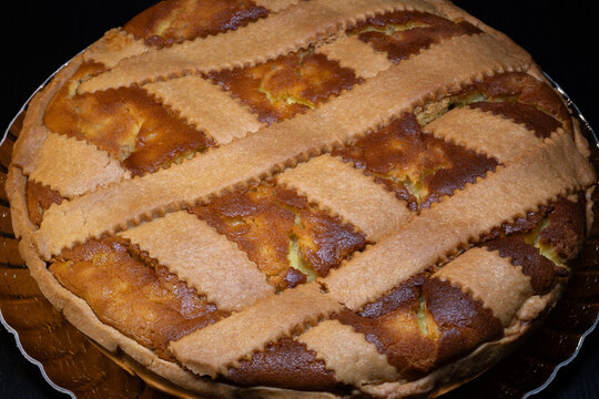 Typical Easter sweets in Campania: wheat pastiera