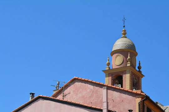 Il campanile della chiesa all'interno del Collegio Emiliani di Nervi a Genova, Liguria, Italia.