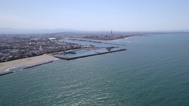 【ドローン空撮動画】富山市の海岸線と岩瀬港を一望する雄大な空撮パノラマ