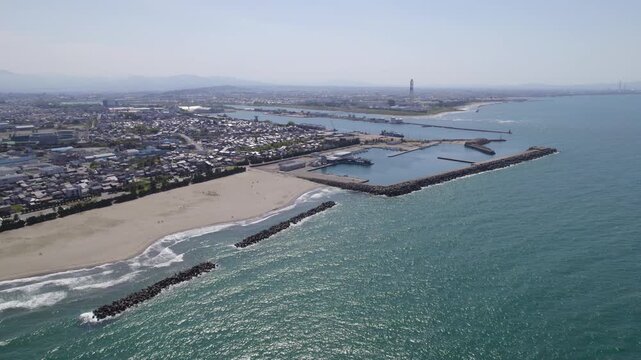  【ドローン空撮動画】富山湾・岩瀬浜海岸の消波ブロックと奥に広がる岩瀬港の風景