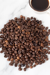 Obraz premium Coffee beans on a white background. Top view.