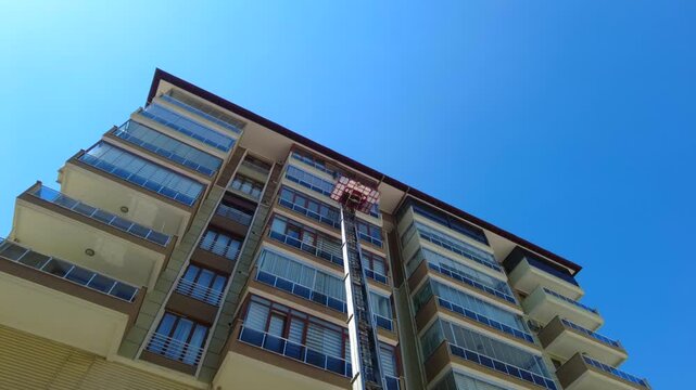 A mobile elevator helps move and transport furniture in multi-story buildings, making the work of movers easier.
