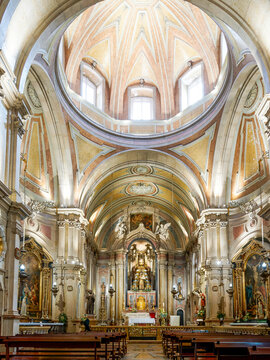 Int&eacute;rieur de l&rsquo;&eacute;glise Saint-Antoine &agrave; Lisbonne avec fid&egrave;les et d&eacute;cor baroque, architecture religieuse portugaise
