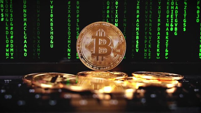 Gros plan sur un tas de pi&egrave;ces avec le symbole Bitcoin, plac&eacute;es sur un fond de code num&eacute;rique. Concept de la blockchain.