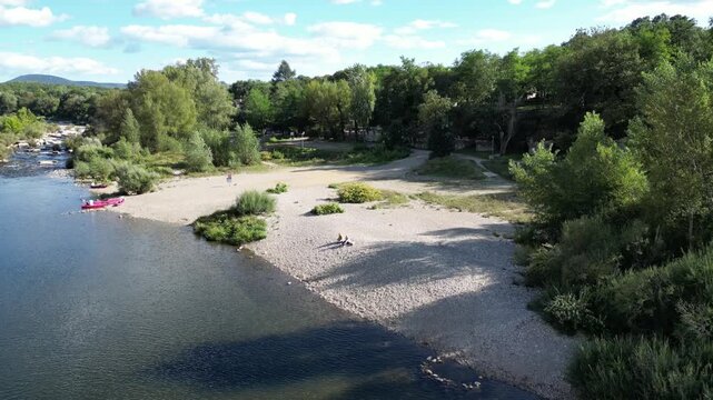 Vue a&eacute;rienne d'une rivi&egrave;re avec un couple sur la rive