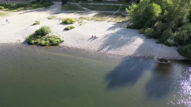 Vue a&eacute;rienne d'une rivi&egrave;re avec un couple sur la rive