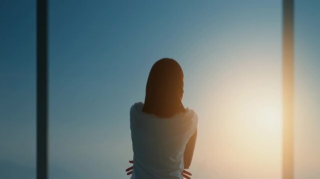 ストレッチをして自律神経を整える日本人女性