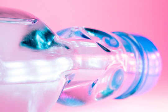 日本のラムネ瓶：ネオンカラーのライティングとガラスの質感
Japanese Ramune soda bottle with neon lighting and glass texture