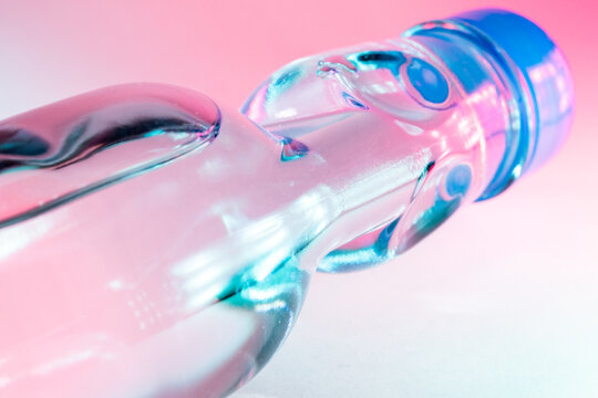 日本のラムネ瓶：ネオンカラーのライティングとガラスの質感
Japanese Ramune soda bottle with neon lighting and glass texture