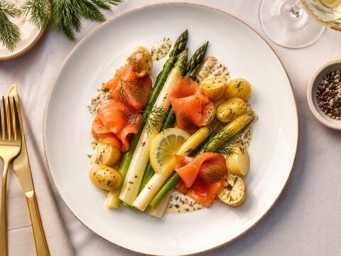 Gr&uuml;ner und wei&szlig;er Spargel mit R&auml;ucherlachs, Kartoffeln, Dill und Zitronensauce von oben