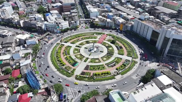 Wongwian Yai roundabout with traffic circulating around King Taksin monument and central park within urban layout.