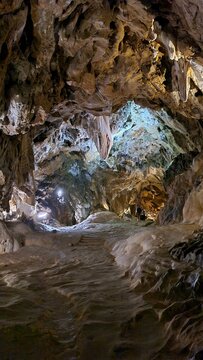 Le spectaculaire "Tombeau de Pyr&egrave;ne" de la grotte de Lombrives (Ari&egrave;ge)