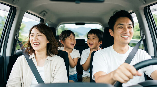 車で家族旅行を楽しむ日本人家族 ドライブ お出かけ 笑顔 Generative AI