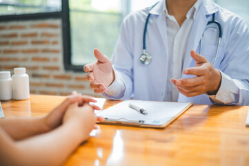 Fototapeta premium Doctors are inquiring about the patient's symptoms, notifying the results of the physical examination, and recommending treatment and health care.