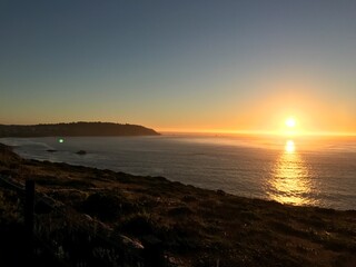 Obraz premium Golden Sunset Over the Pacific Ocean from San Francisco Coastal Cliffs