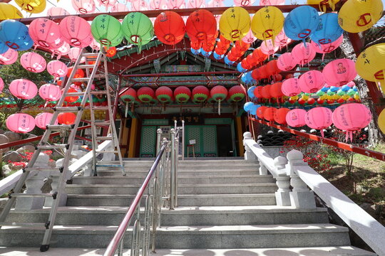 韓国の寺院とカラフルな提灯