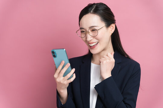 スマートフォンを操作るビジネスウーマン　ビジネスイメージ