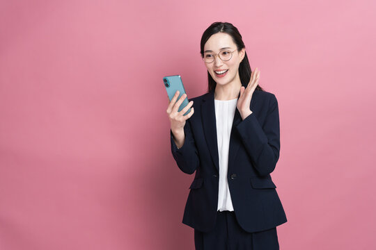 スマートフォンを操作るビジネスウーマン　ビジネスイメージ