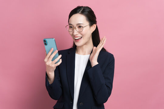 スマートフォンを操作るビジネスウーマン　ビジネスイメージ