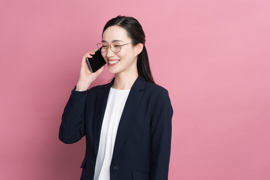 ビジネススーツを着た若い女性　ビジネスイメージ