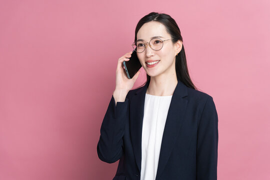 ビジネススーツを着た若い女性　ビジネスイメージ