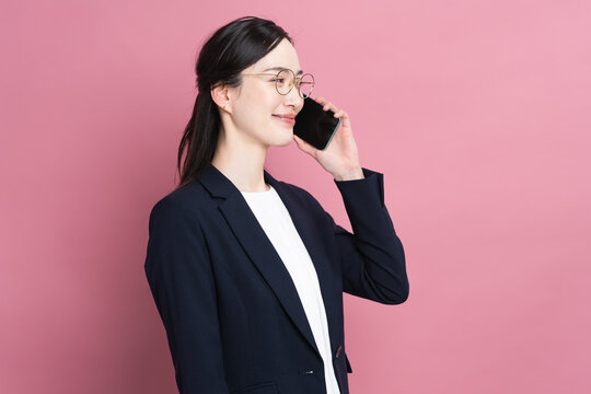 ビジネススーツを着た若い女性　ビジネスイメージ