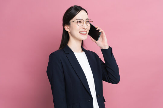 ビジネススーツを着た若い女性　ビジネスイメージ