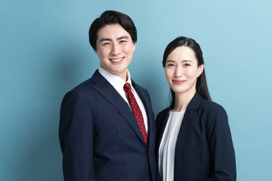 ビジネススーツを着た若い男女　ビジネスイメージ