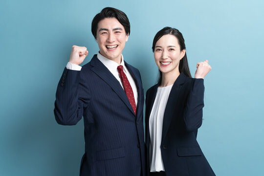 ビジネススーツを着た若い男女　ビジネスイメージ