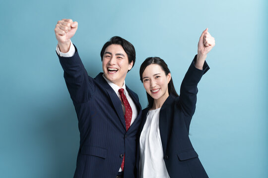 ビジネススーツを着た若い男女　ビジネスイメージ