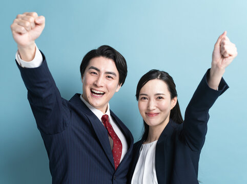 ビジネススーツを着た若い男女　ビジネスイメージ